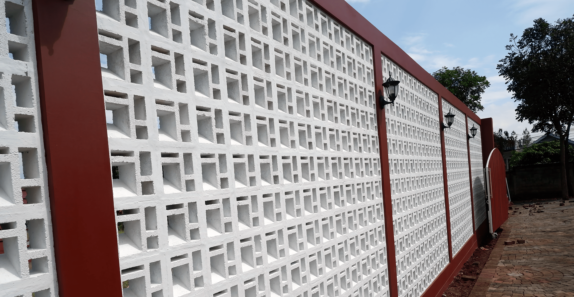 Aplikasi roster beton pada dinding eksterior
